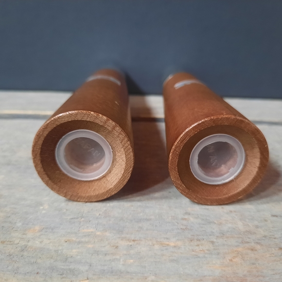 Vintage Wood Silvertone Caps Danish Style Graduated Salt & Pepper Shakers - Picture 9 of 10